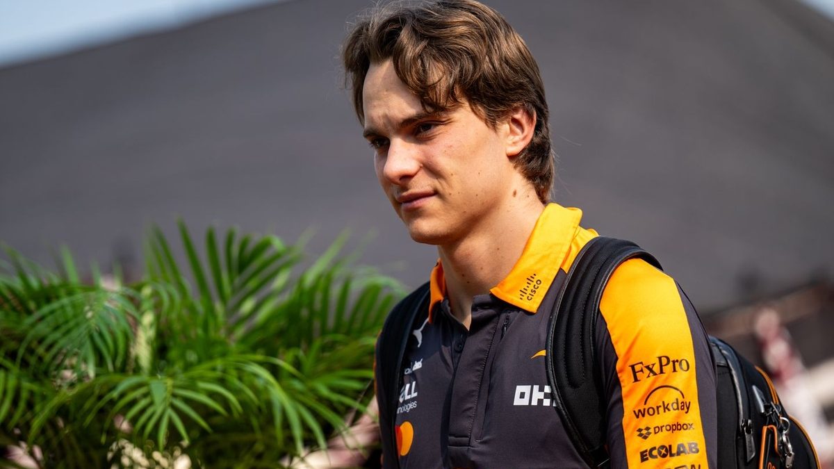 Oscar Piastri junto a Harry, joven kartista, en el box de McLaren durante el Gran Premio de Baréin en Sepang