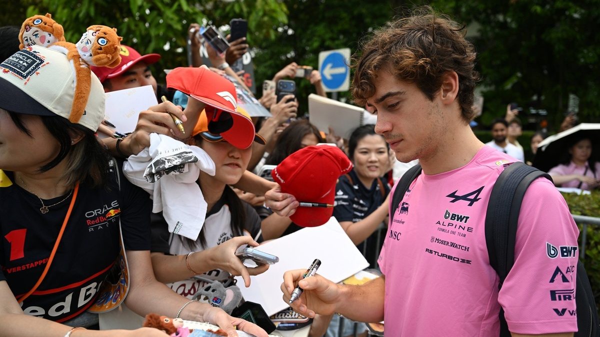 Franco Colapinto con el overol de Alpine en la conferencia de prensa del Gran Premio de Singapur en Marina Bay