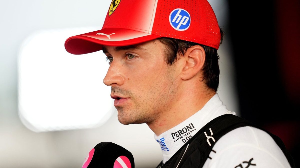 Charles Leclerc con el mono negro de edición especial de Ferrari para el Gran Premio de Singapur 2026 en Marina Bay