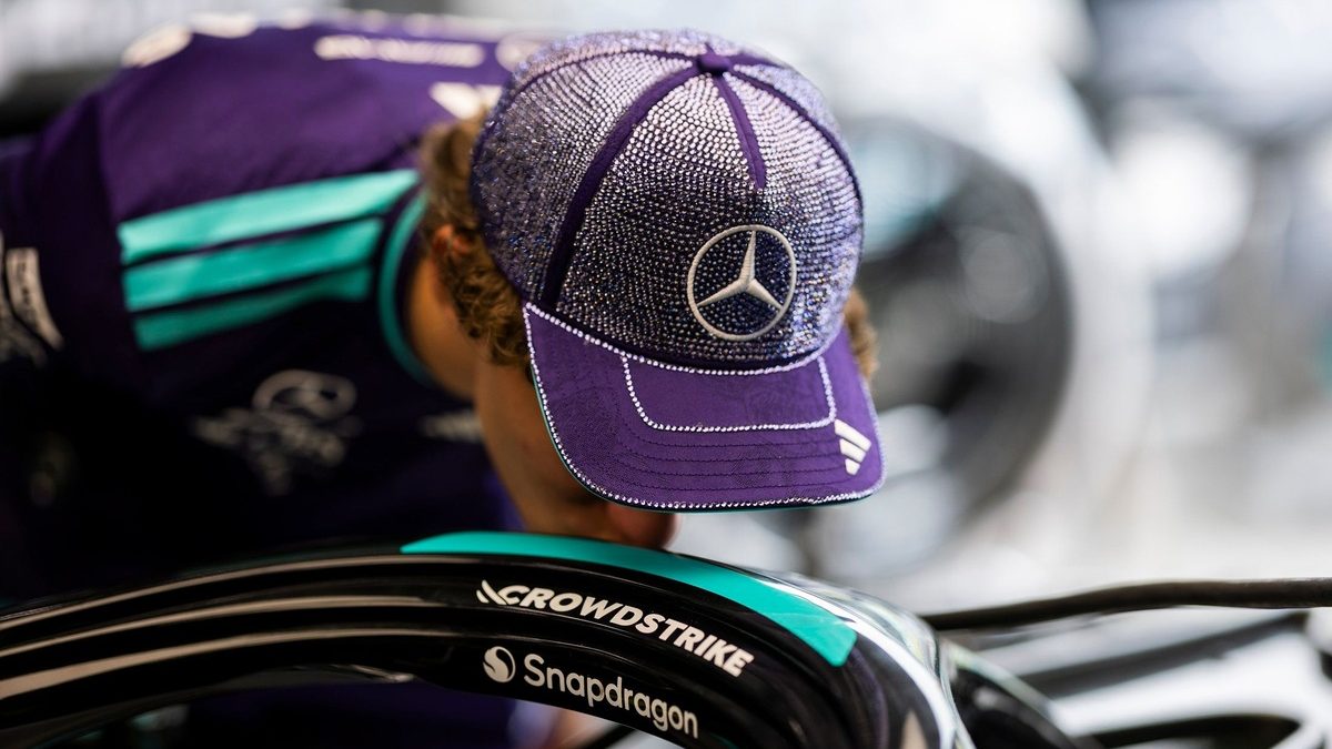 Monoplazas de Mercedes, Red Bull y McLaren en el pit lane del circuito de Marina Bay durante el Gran Premio de Singapur 2026