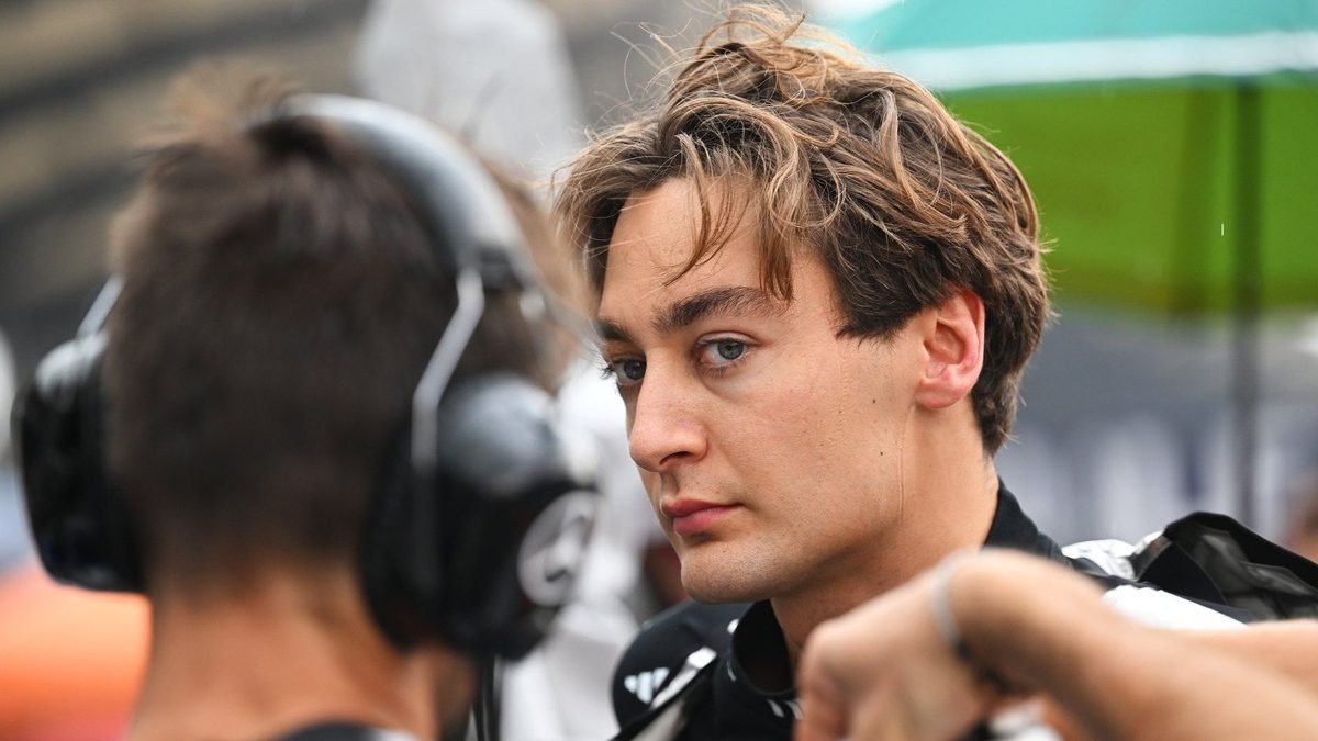 George Russell con el Mercedes en el circuito urbano de Singapur bajo las luces nocturnas de Marina Bay