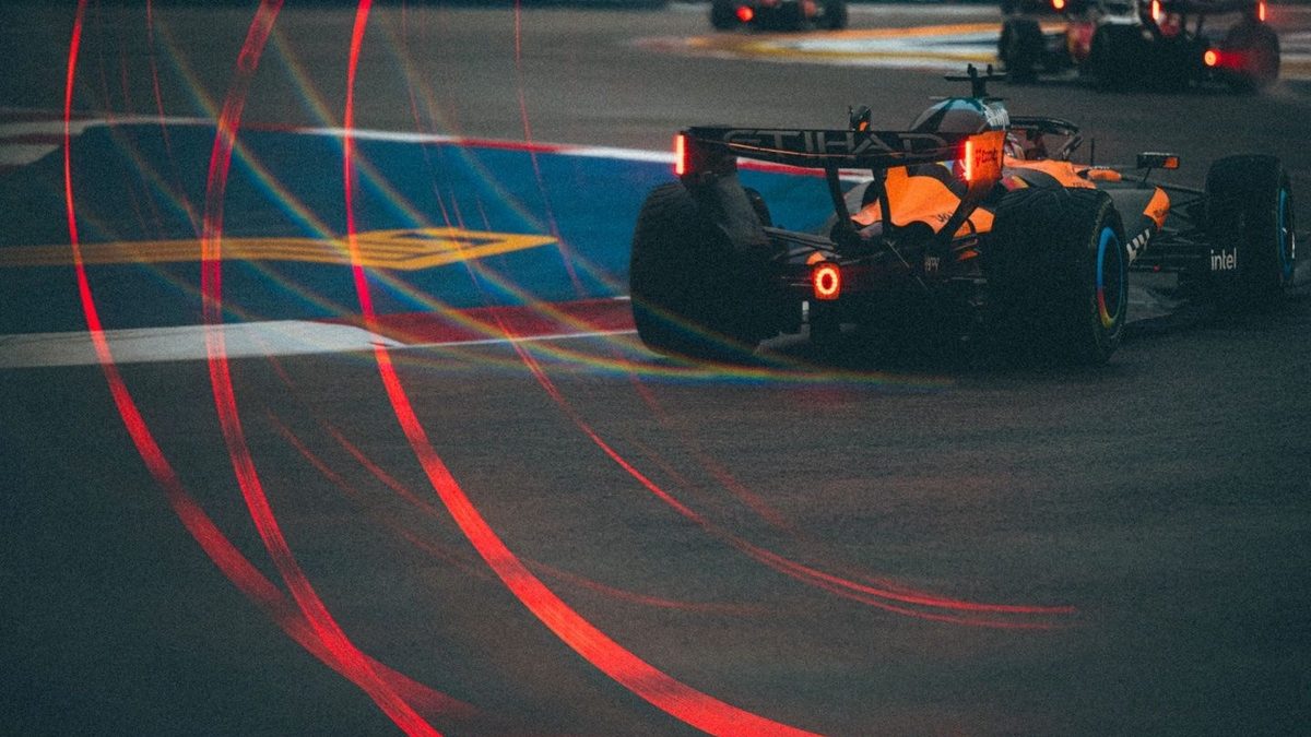 Max Verstappen en el Red Bull liderando la carrera sprint del Gran Premio de Singapur en Marina Bay bajo la lluvia