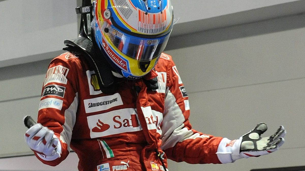 Fernando Alonso celebrando su victoria en el Gran Premio de Singapur 2010 con Ferrari en el circuito de Marina Bay