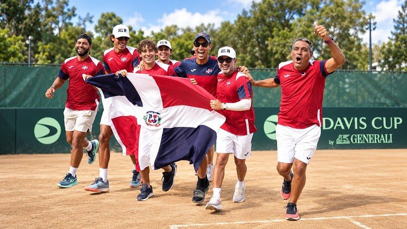 Nick Hardt celebra el punto decisivo que clasifica a República Dominicana al Grupo Mundial I de la Copa Davis en Santiago de los Caballeros