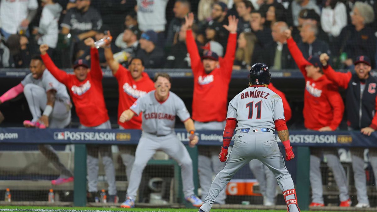 Ángel Martínez celebra con sus compañeros de los Guardianes de Cleveland tras anotar en el Juego 4 de la SDLA 2026