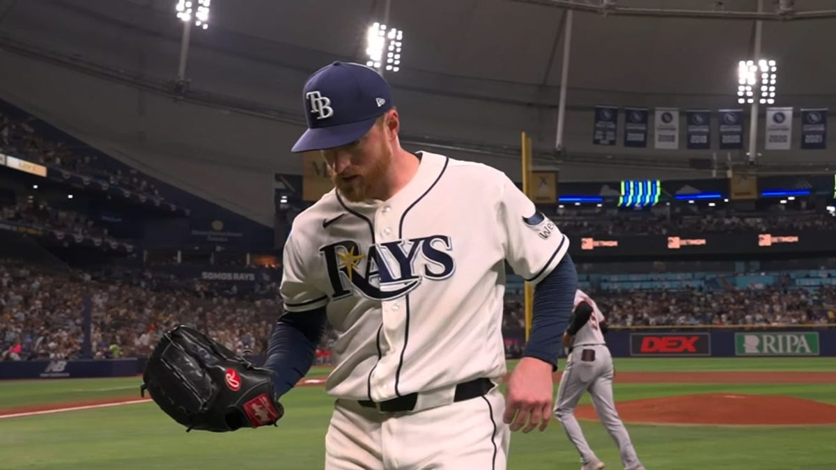 Drew Rasmussen lanzando en el Tropicana Field durante el Juego 1 de la ALCS ante los Guardianes de Cleveland