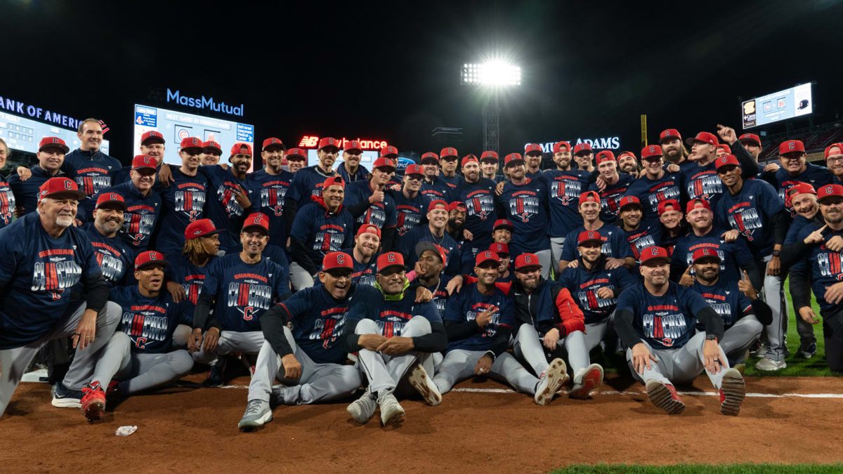 Jugadores de los Cleveland Guardians celebrando la clasificación a los playoffs 2026 en el campo de Fenway Park