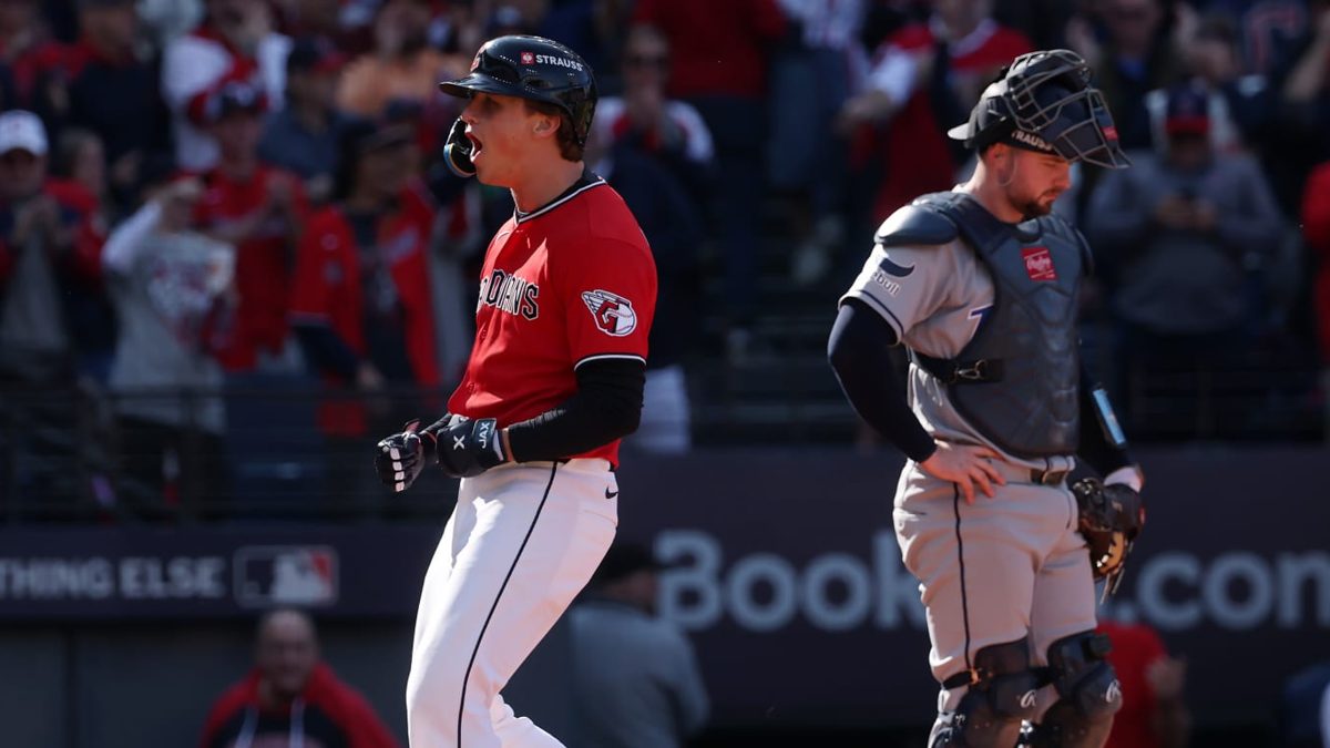 Petey Halpin celebra su jonrón de dos carreras ante los Rays en el Juego 3 del ALCS en Progressive Field