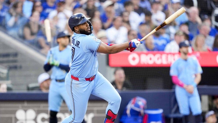 Vladimir Guerrero Jr. bateando un doblete productor en el partido entre Toronto Blue Jays y Seattle Mariners