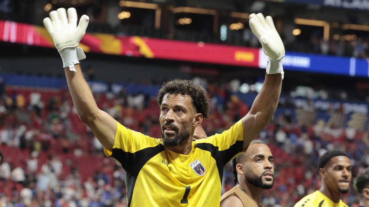 Vozinha, portero de Cabo Verde, ataja un balón durante el Mundial de fútbol