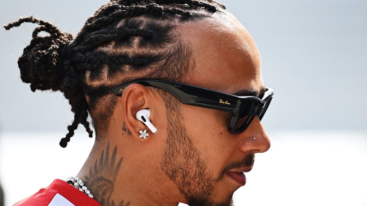 Lewis Hamilton en la rueda de prensa del Gran Premio de Malasia en el circuito de Sepang junto a representantes de Ferrari