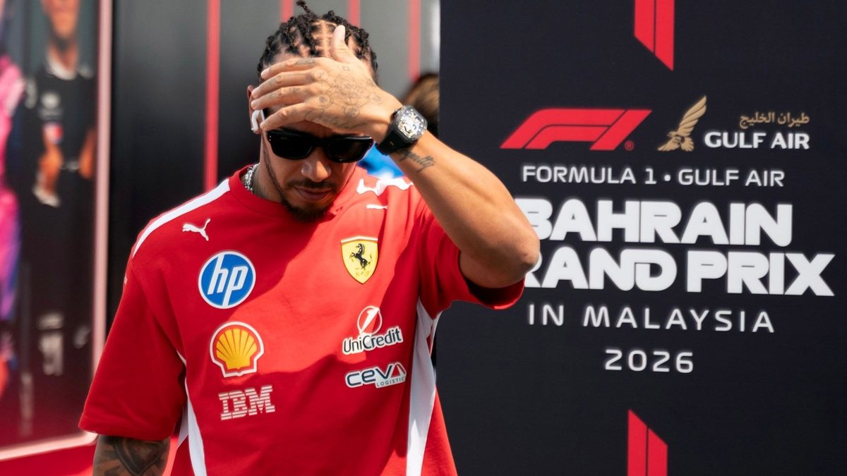 Lewis Hamilton con el overol de Ferrari hablando con medios en el paddock del Gran Premio de Bahréin en Sepang