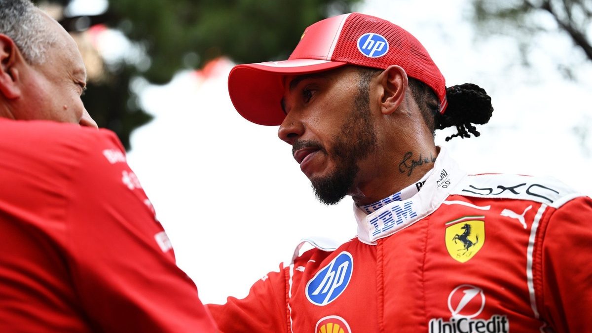 Lewis Hamilton gesticula durante una conferencia de prensa en el paddock de Ferrari en el Gran Premio de Bahréin en Malasia