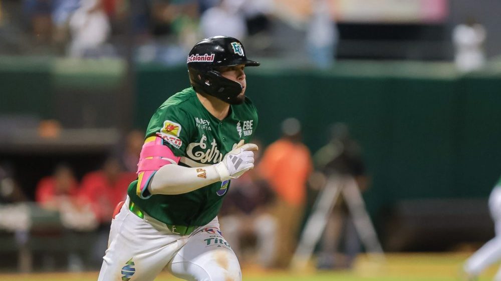 Harold Ramírez bateando con el uniforme de las Estrellas Orientales en el Estadio Quisqueya Juan Marichal