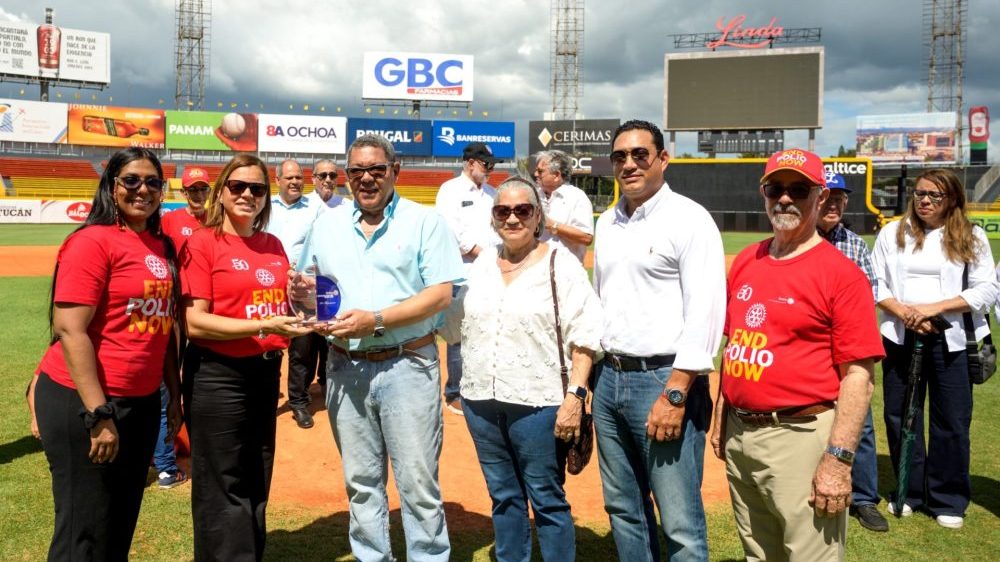 Periodista Héctor García recibiendo reconocimiento del Rotary Club Santiago Gurabito en su 50 aniversario