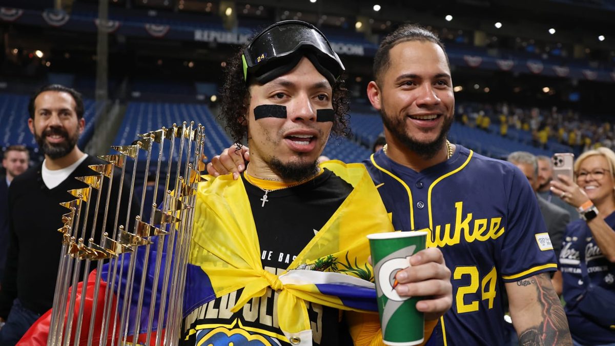 William y Willson Contreras se abrazan en el campo tras la victoria de los Brewers en la Serie Mundial 2026