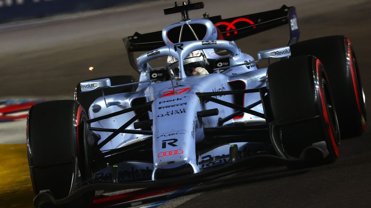 Nico Hülkenberg en el Audi R26 defendiendo posición en el circuito de Marina Bay durante el Gran Premio de Singapur