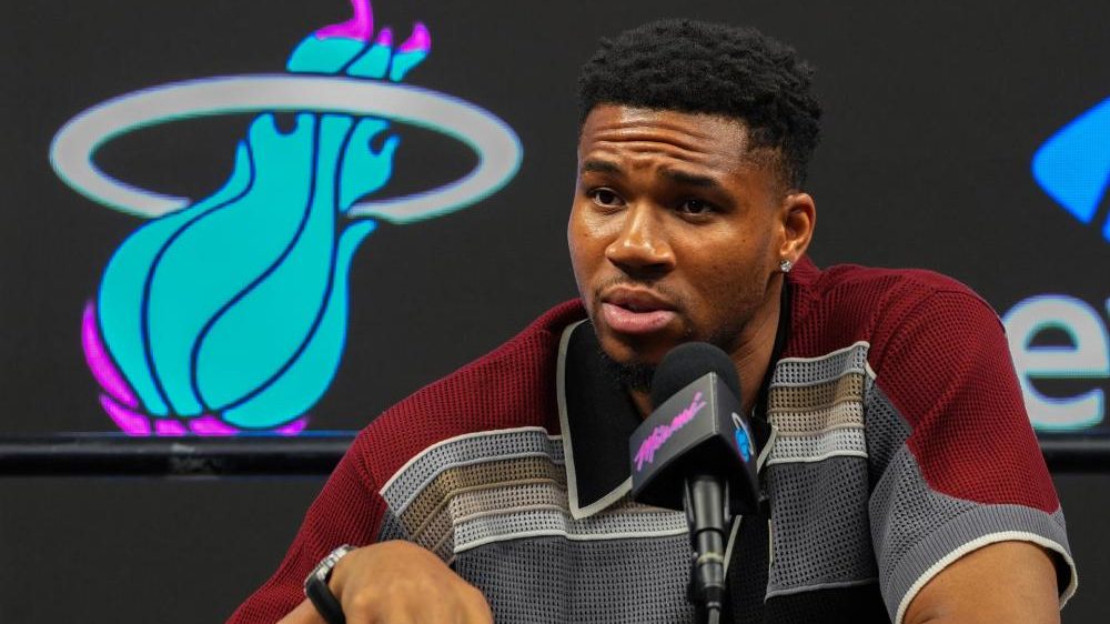 Giannis Antetokounmpo en rueda de prensa del día de medios de la NBA con su nueva camiseta del Miami Heat