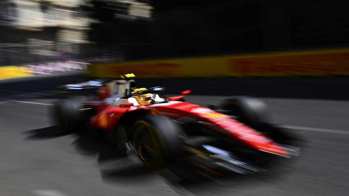 Lewis Hamilton en el Ferrari y Liam Lawson en el Red Bull en el circuito urbano de Bakú durante la práctica del Gran Premio de Azerbaiyán 2026