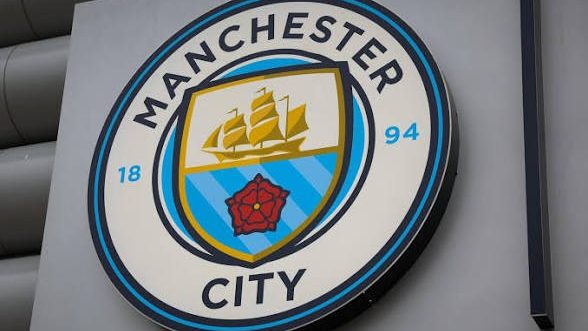 Estadio Etihad del Manchester City con pancartas de la Premier League en un día de partido