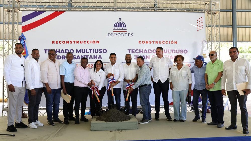 Ministro Kelvin Cruz en el primer picazo de un techado multiuso en la Región Sur de República Dominicana