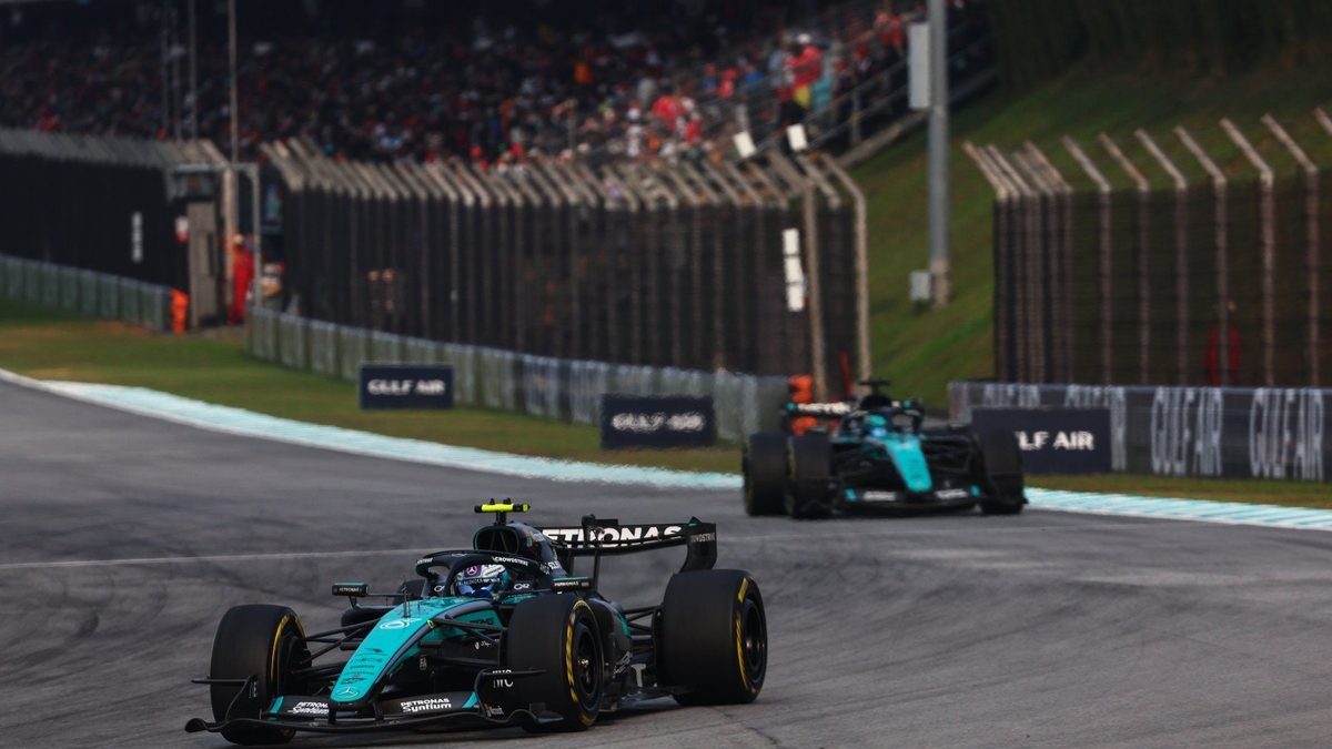 Kimi Antonelli y George Russell con el monoplaza de Mercedes en el paddock de Fórmula 1