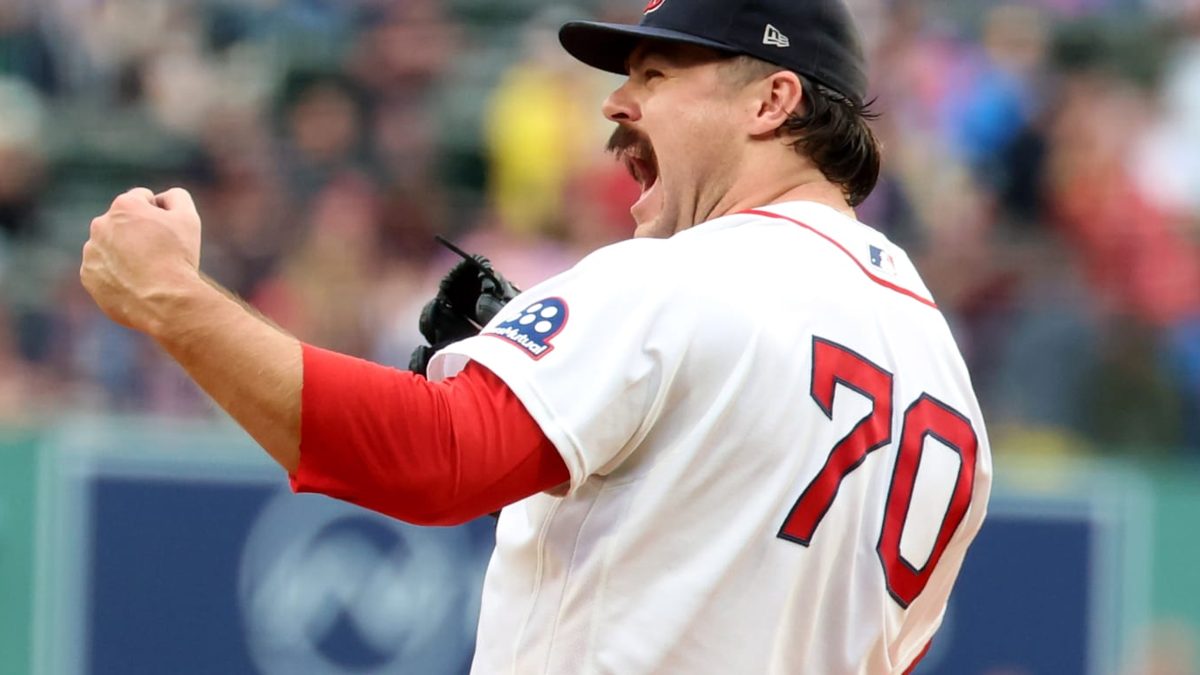 Payton Tolle lanzador zurdo de los Red Sox celebra con el puño apretado tras completar un inning inmaculado en Fenway Park