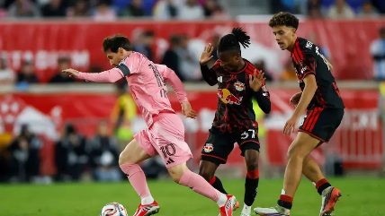 Lionel Messi con la camiseta del Inter Miami durante el partido ante New York Red Bulls en el Sports Illustrated Stadium de Harrison