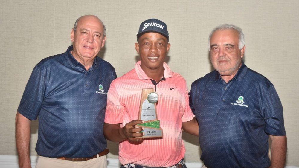 Carlos Linarez recibe el trofeo como campeón del Torneo Invitacional Punta Blanca Golf Club edición 19 en Bávaro
