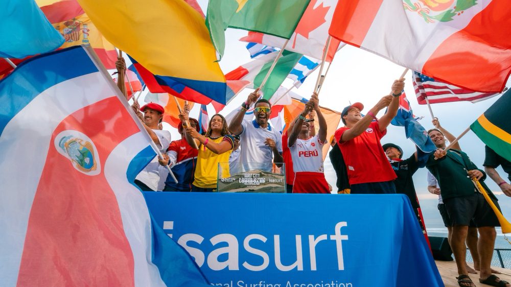 Surfistas durante la ceremonia de apertura del ISA World Longboard Championship 2026 en El Sunzal, El Salvador