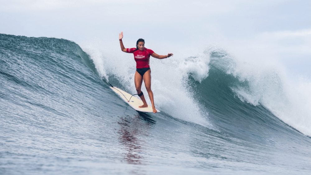Surfistas compitiendo en olas de seis a ocho pies en El Sunzal durante el ISA World Longboard Championship 2026