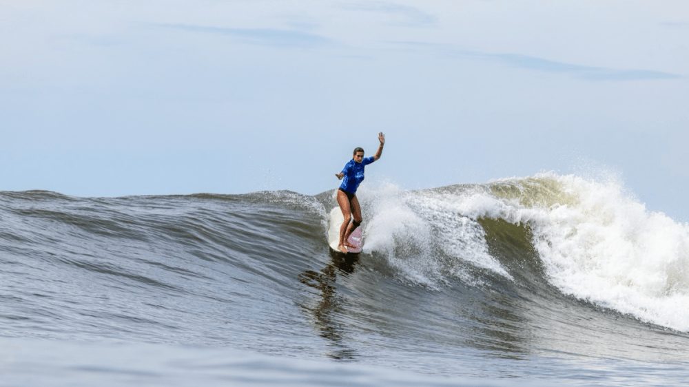 Surfistas compitiendo en las olas de El Sunzal durante el ISA World Longboard Championship 2026 en El Salvador