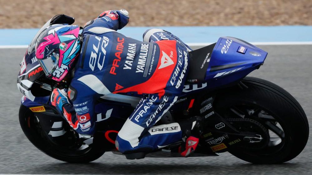 Izan Guevara celebra su victoria en el Gran Premio de Austria de Moto2 sobre su moto Boscoscuro
