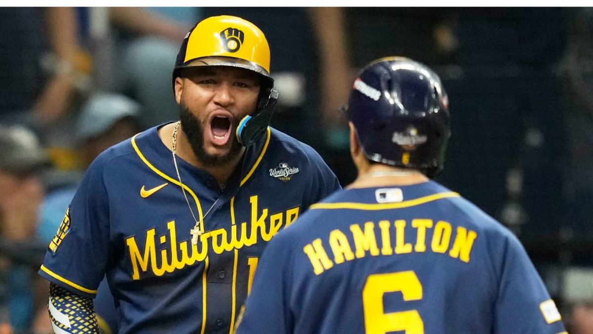 Jackson Chourio celebra un hit en el Juego 4 de la Serie Mundial en el Tropicana Field