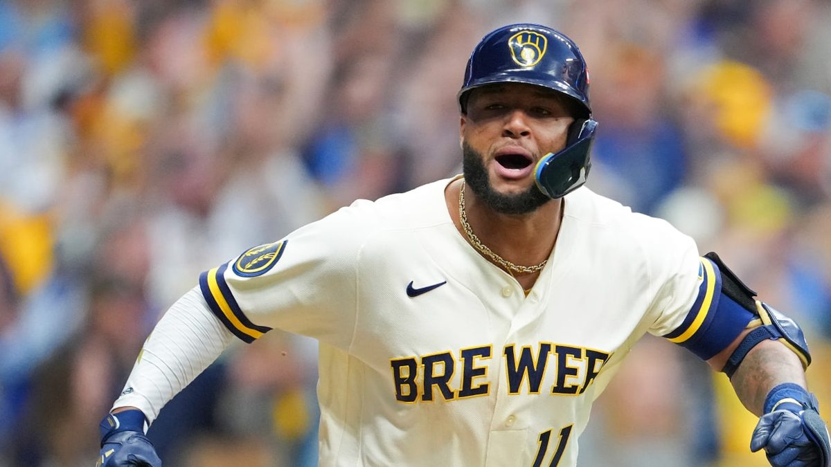 Jackson Chourio celebra su sencillo decisivo en el Juego 2 de la Serie Divisional de la Liga Nacional entre Cerveceros y Padres