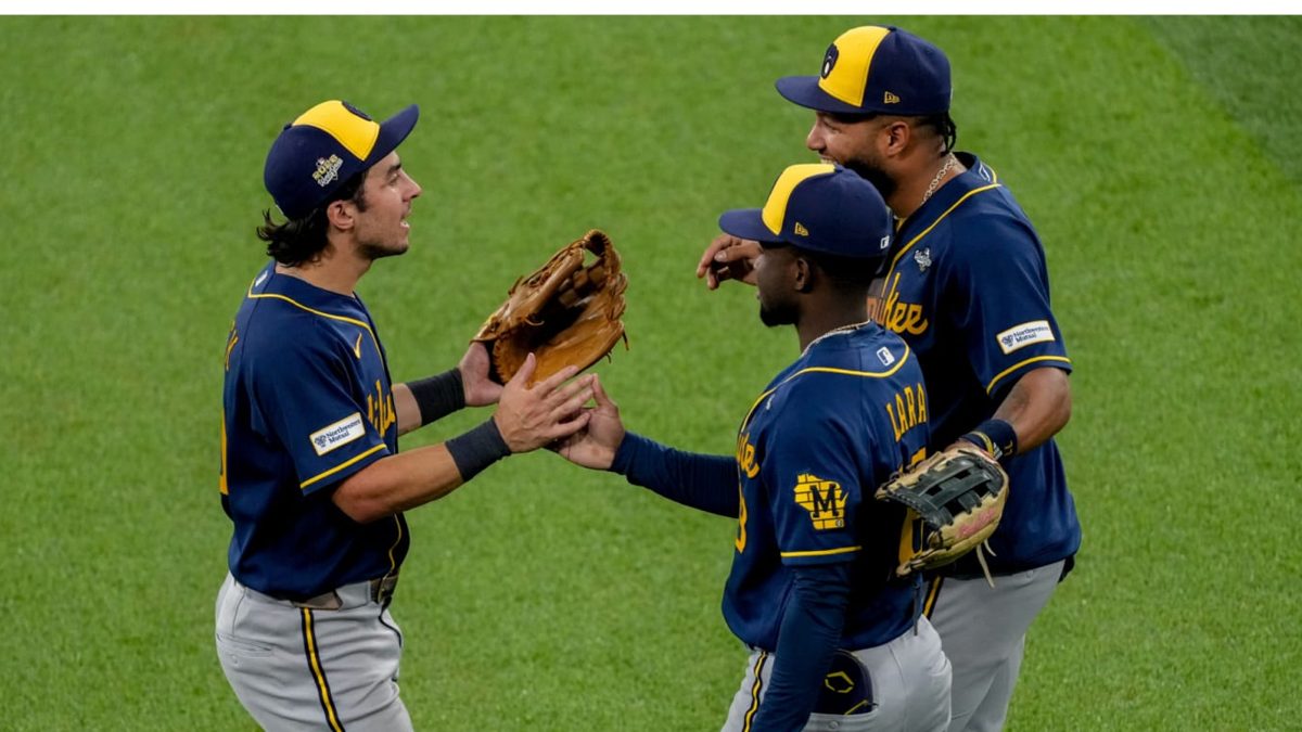 Jackson Chourio celebra uno de sus cuatro hits en el Juego 3 de la Serie Mundial ante los Tampa Bay Rays