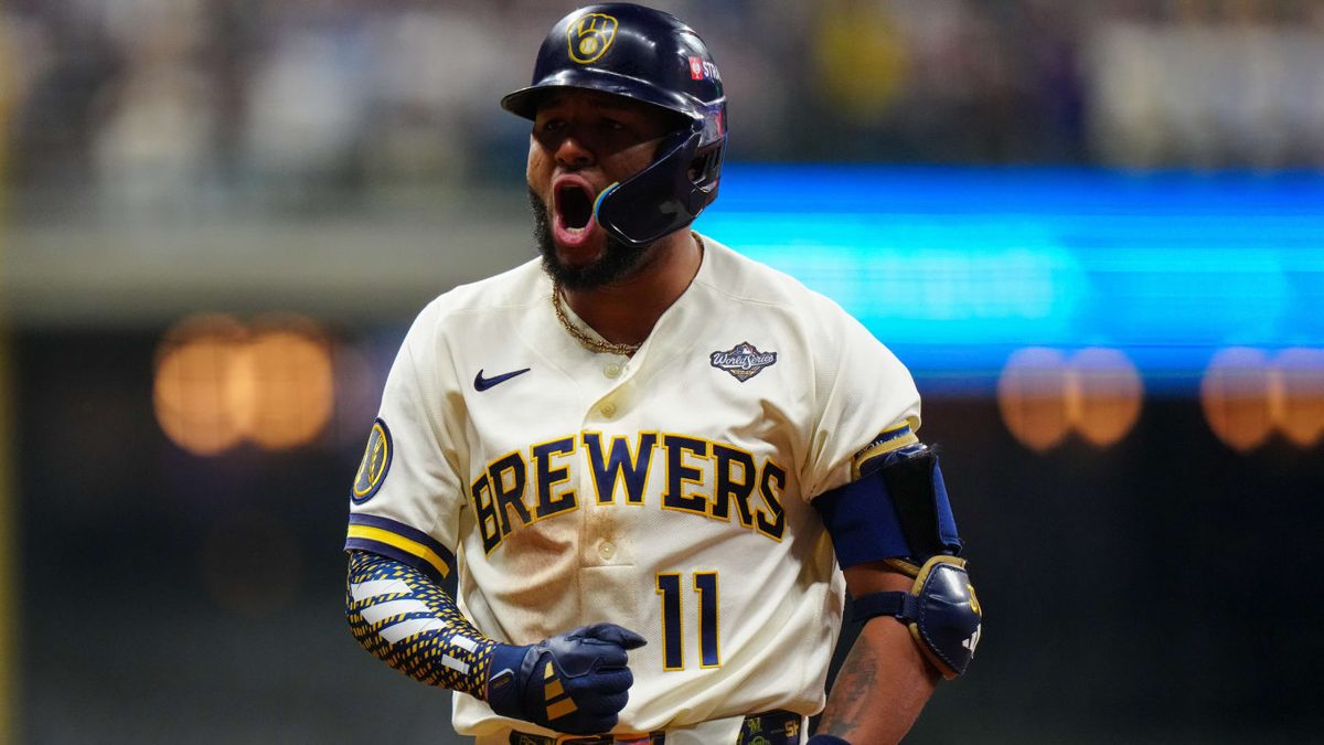 Jackson Chourio celebrando en el jardín izquierdo con el uniforme de los Milwaukee Brewers durante la Serie Mundial 2026