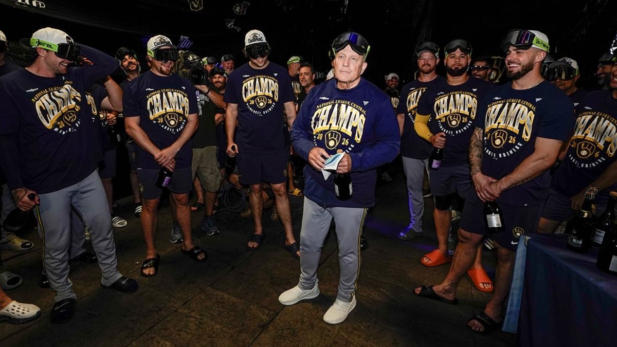 Jacob Misiorowski celebra con sus compañeros de los Brewers tras clinchar el título de la NL Central en PNC Park