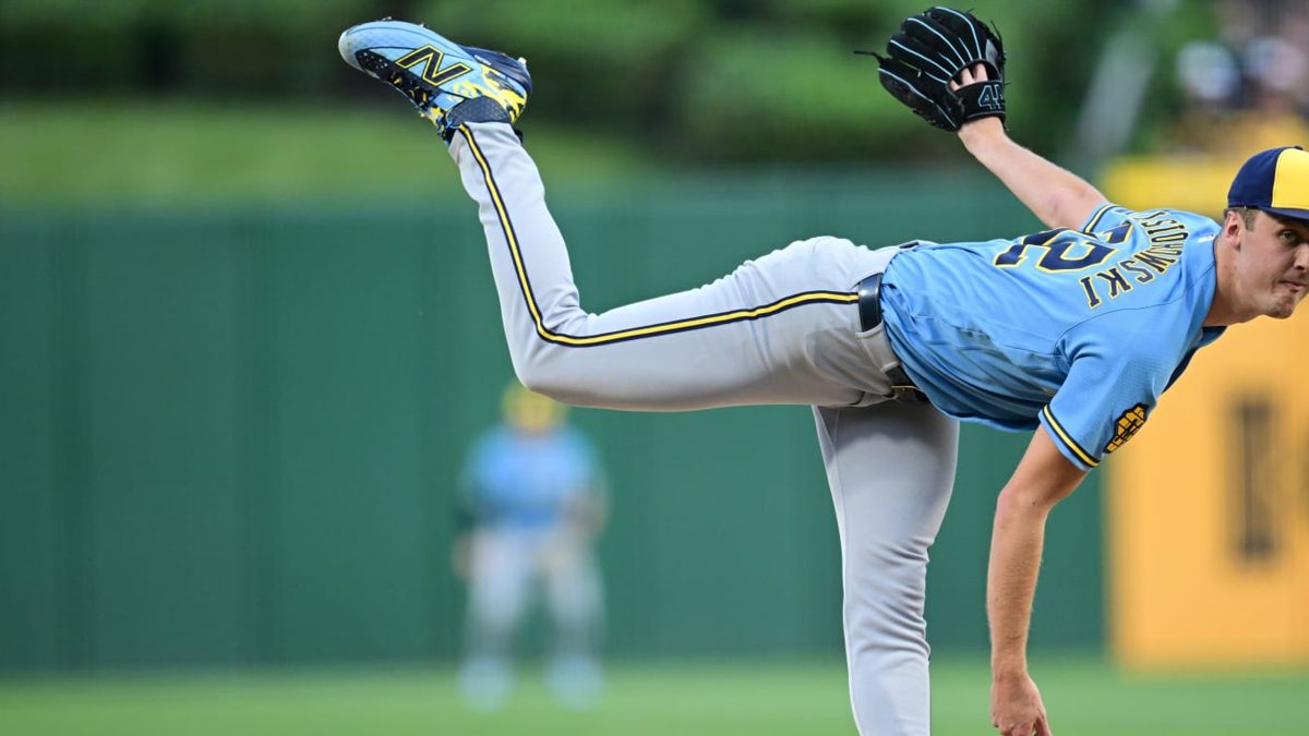 Jacob Misiorowski lanzando en PNC Park durante la victoria de los Cerveceros de Milwaukee sobre los Piratas de Pittsburgh