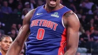 Jalen Duren con la camiseta de los Detroit Pistons en un partido de la NBA