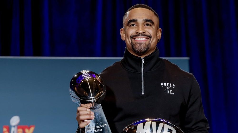 Jalen Hurts, mariscal de campo de los Philadelphia Eagles, durante un partido de la NFL
