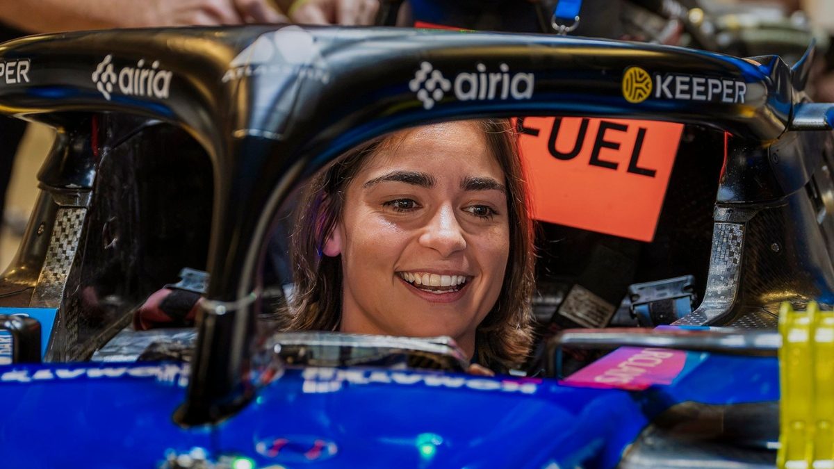 Jamie Chadwick al volante del Williams FW47 durante el test en el circuito de Portimao, Portugal