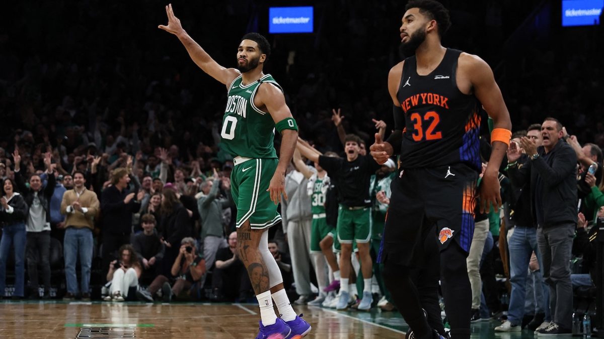 Jayson Tatum celebra una canasta clave en el TD Garden de Boston ante los New York Knicks