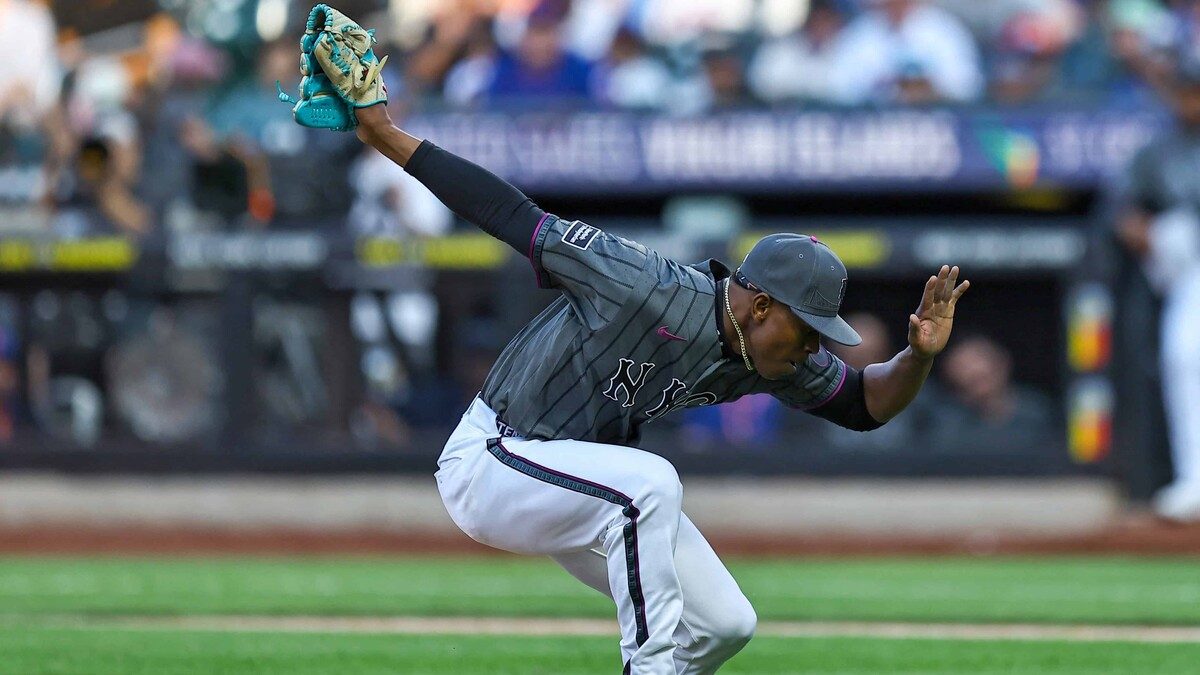 Jefry Yan lanzando para los New York Mets en un partido de temporada regular de MLB