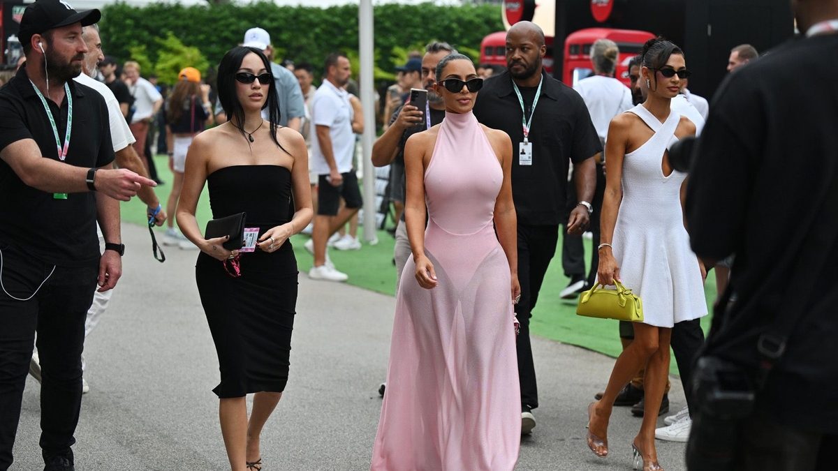 Kim Kardashian en el box de Ferrari durante el Gran Premio de Singapur de Fórmula 1