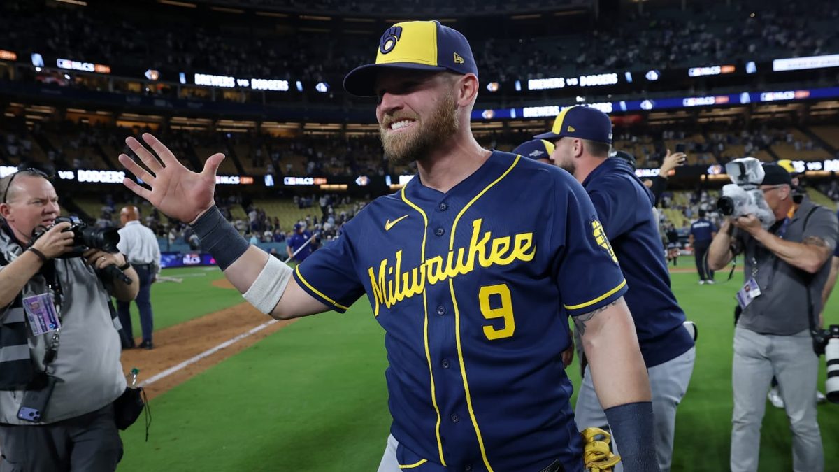 Jake Bauers celebra tras conectar jonrón en el Dodger Stadium durante la SCLN 2026