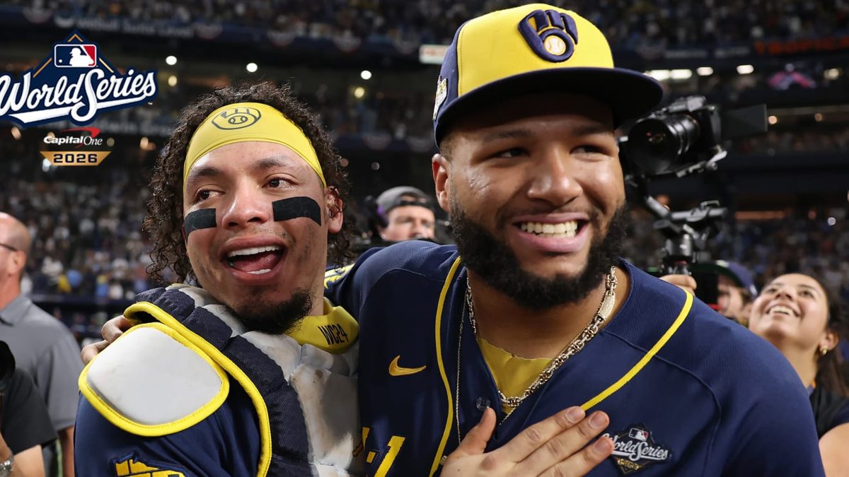William Contreras celebra con el trofeo del JMV de la Serie Mundial rodeado de sus compañeros de los Cerveceros de Milwaukee