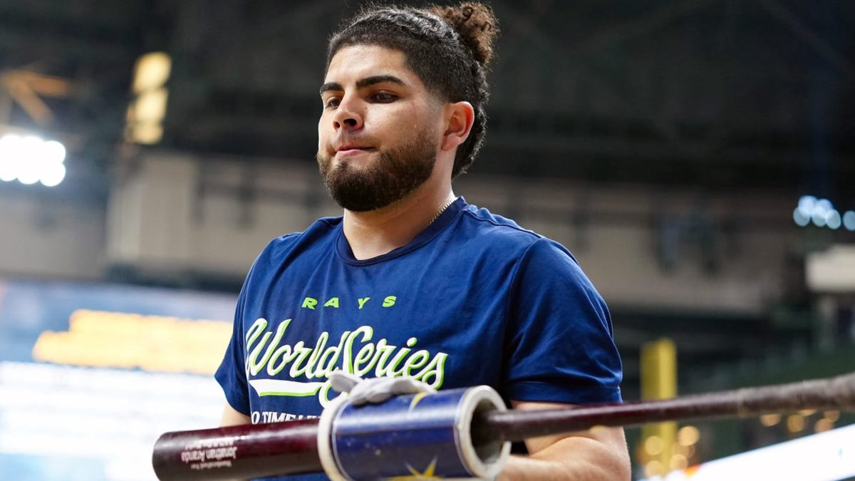 Jonathan Aranda, primera base de los Tampa Bay Rays, observa el partido desde el dugout durante la Serie Mundial