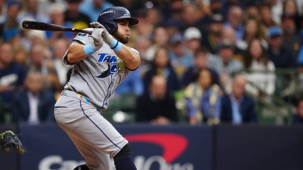 Jonathan Aranda, primera base de los Rays, conectando un hit en el Juego 1 de la Serie Mundial 2026 en Milwaukee