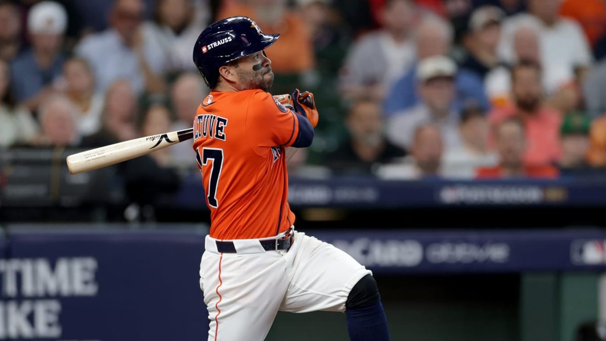 José Altuve celebra su jonrón 28 en postemporada durante el Juego 2 de la Serie de Comodines ante los Medias Blancas en el Daikin Park